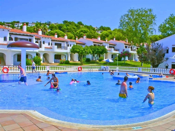 Imagen de la piscina del Apartamentos Son Bou Gardens By MENORCARENTALS. Foto 13