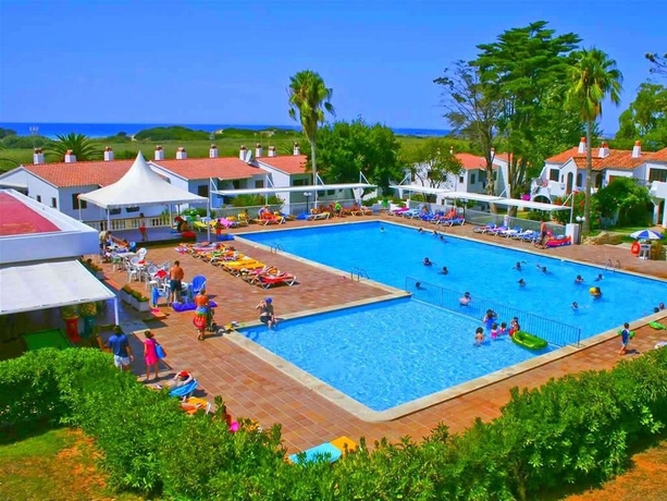 Imagen de la piscina del Apartamentos Son Bou Gardens By MENORCARENTALS. Foto 14