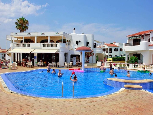 Imagen de la piscina del Apartamentos Son Bou Gardens By MENORCARENTALS. Foto 15