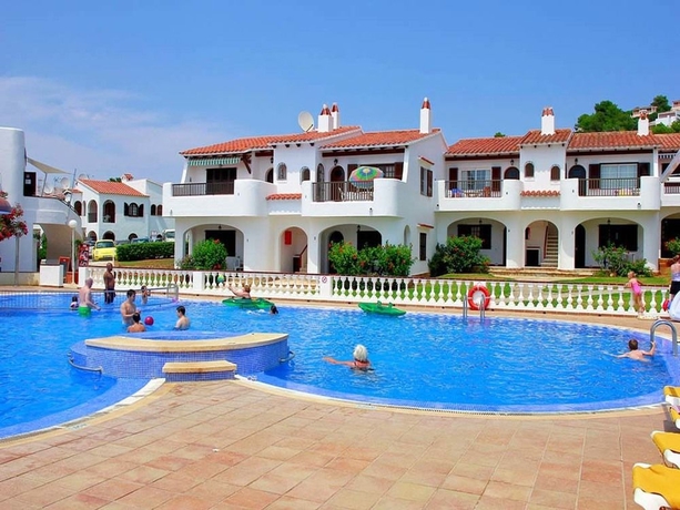 Imagen de la piscina del Apartamentos Son Bou Gardens By MENORCARENTALS. Foto 16