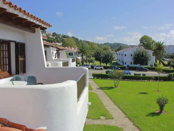 Imagen de los exteriores del Apartamentos Son Bou Gardens By MENORCARENTALS. Foto 8