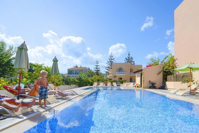 Imagen de la piscina del Apartamentos Sonio Beach Hotel. Foto 15