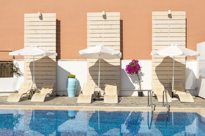 Imagen de la piscina del Apartamentos Sonio Beach Hotel. Foto 16