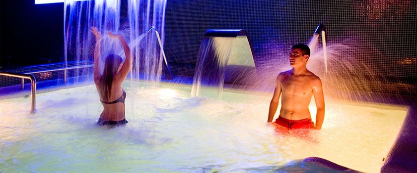 Imagen de la piscina del Apartamentos Spa Villa Pasiega, HOZNAYO. Foto 11