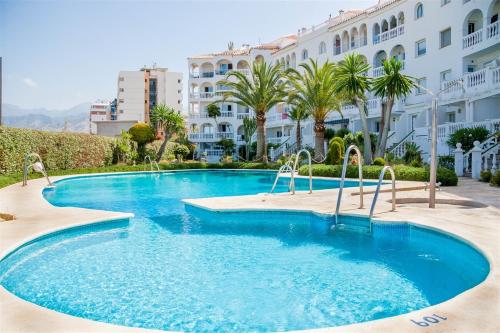 Imagen de la piscina del Apartamentos Stella Maris Nerja. Foto 9