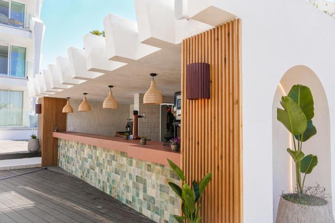 Imagen del bar/restaurante del Apartamentos Suites ROC Portonova. Foto 3