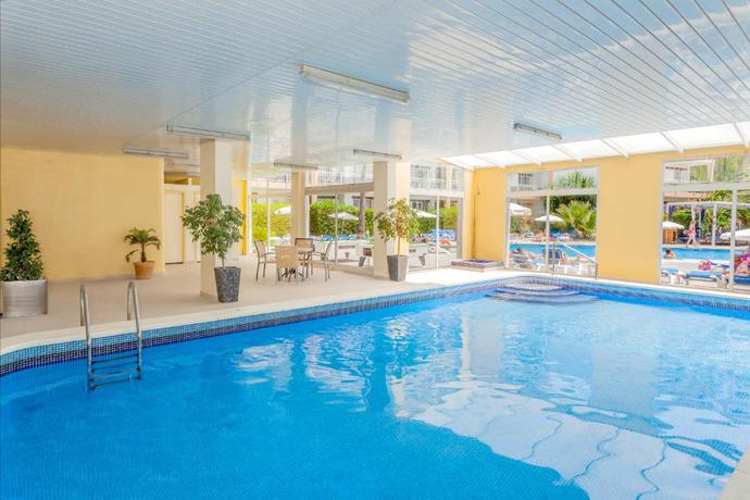 Imagen de la piscina del Apartamentos Suites ROC Portonova. Foto 20