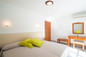 Imagen del bar/restaurante del Apartamentos Sunset Point Sports Resort. Foto 2