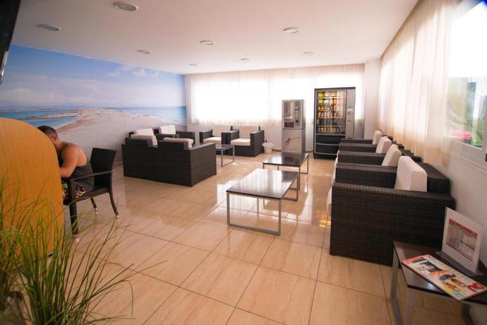 Imagen general del Apartamentos Sunside Ibiza Studios - Adults Only. Foto 4
