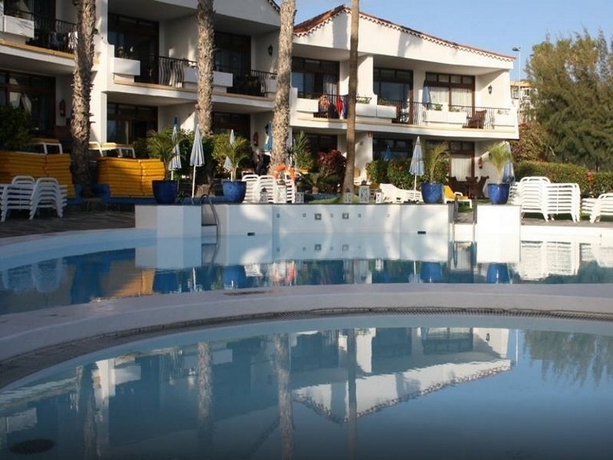 Imagen de la piscina del Apartamentos Sunsuites Carolina and Collection. Foto 8