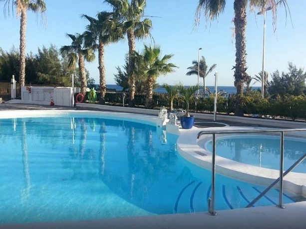 Imagen de la piscina del Apartamentos Sunsuites Carolina and Collection. Foto 10