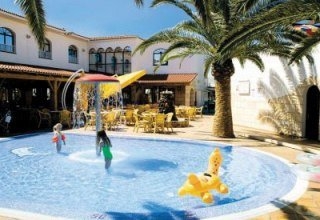 Imagen de la piscina del Apartamentos Talayot. Foto 10