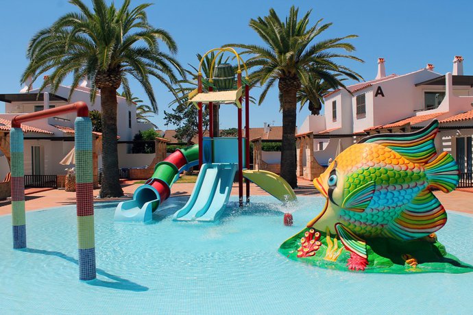 Imagen de la piscina del Apartamentos Talayot. Foto 14