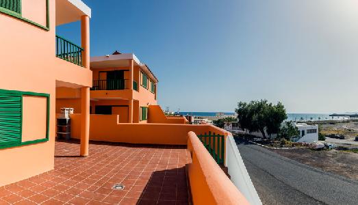 Imagen de la piscina del Apartamentos Tarajalejo Village. Foto 14