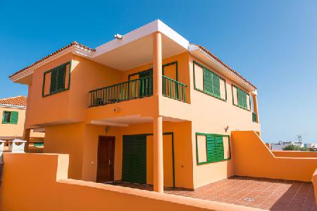 Imagen de la piscina del Apartamentos Tarajalejo Village. Foto 15