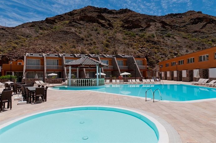 Imagen de la piscina del Apartamentos Tauro Resort. Foto 5