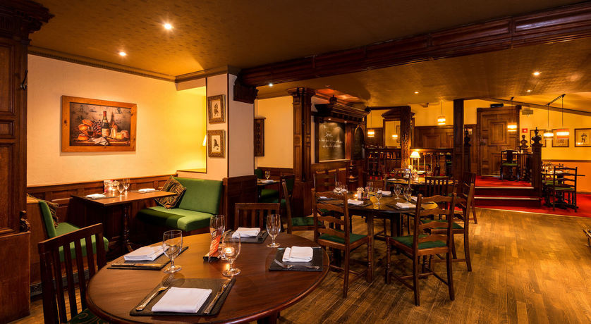 Imagen del bar/restaurante del Apartamentos The Glen Mhor & Apartments. Foto 2