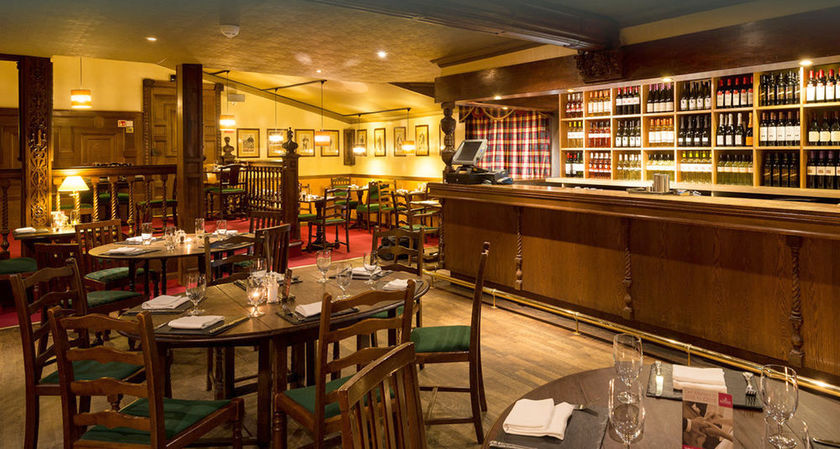 Imagen del bar/restaurante del Apartamentos The Glen Mhor & Apartments. Foto 3