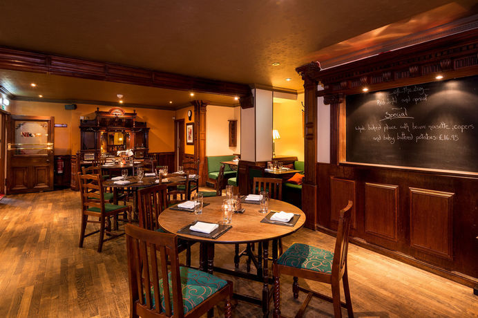 Imagen del bar/restaurante del Apartamentos The Glen Mhor & Apartments. Foto 6