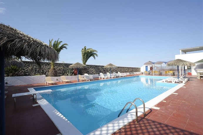 Imagen de la piscina del Apartamentos The Noverian Bios Santorini Boutique. Foto 13