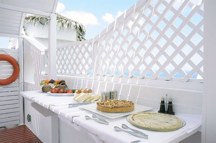 Imagen del bar/restaurante del Apartamentos The Noverian Bios Santorini Boutique. Foto 4