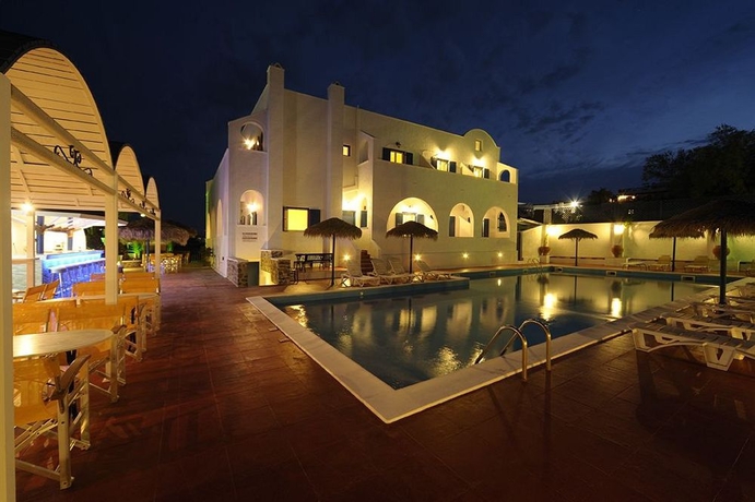 Imagen de la piscina del Apartamentos The Noverian Bios Santorini Boutique. Foto 15