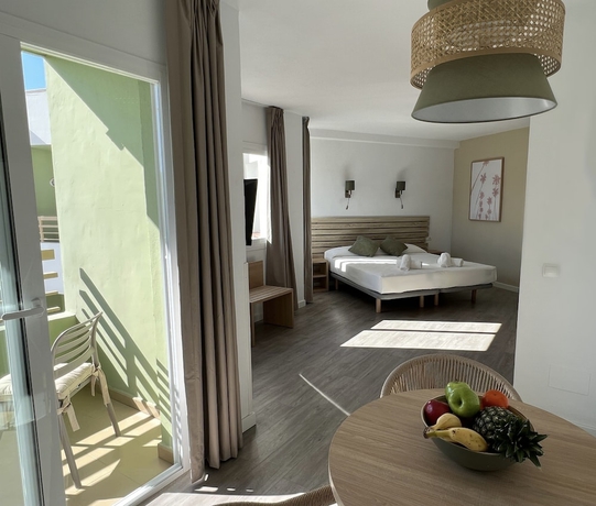 Imagen de la habitación del Apartamentos The Palm Star Ibiza. Foto 7