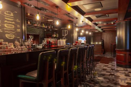 Imagen del bar/restaurante del Apartamentos The Townhouses The Pearl. Foto 1