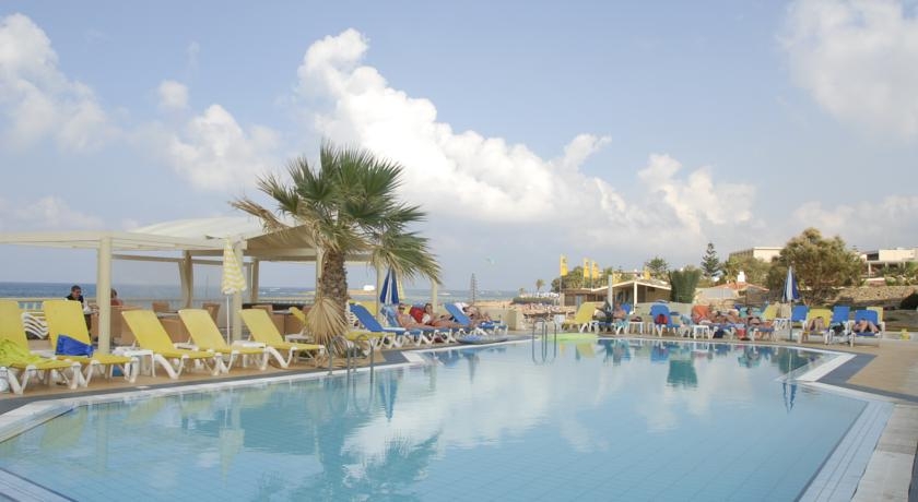 Imagen de la piscina del Apartamentos Theodosis Apartments. Foto 6