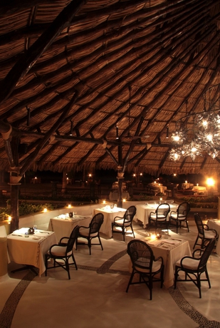 Imagen del bar/restaurante del Apartamentos Thompson Zihuatanejo, A Beach Resort. Foto 1