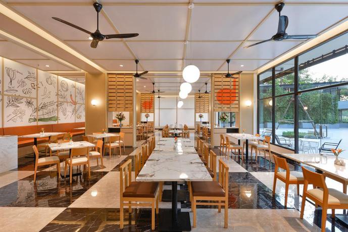 Imagen del bar/restaurante del Apartamentos Tinidee Hotel@Bangkok Golf Club. Foto 8