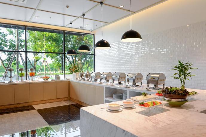 Imagen del bar/restaurante del Apartamentos Tinidee Hotel@Bangkok Golf Club. Foto 9