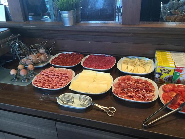 Imagen del bar/restaurante del Apartamentos Toboso Apar-turis. Foto 5