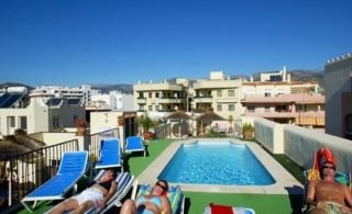 Imagen de la piscina del Apartamentos Toboso Azahara. Foto 5