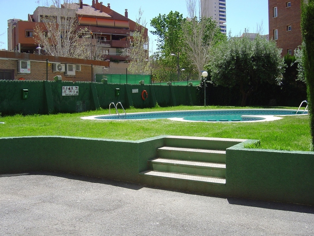 Imagen de la piscina del Apartamentos Torre Gerona. Foto 7