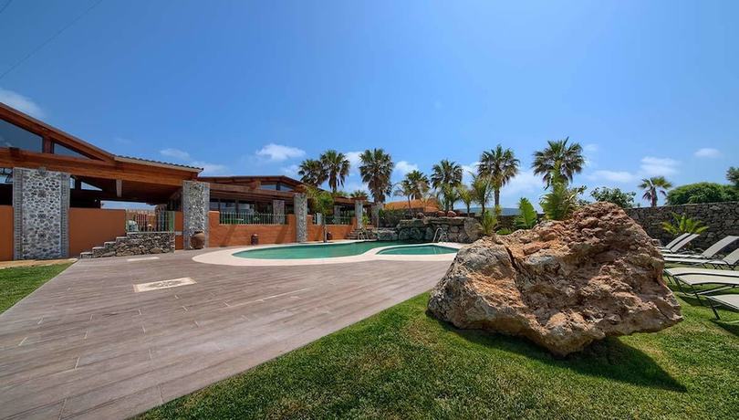 Imagen de la piscina del Apartamentos Turísticos Bahía de Trafalgar. Foto 17