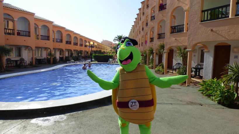 Imagen de la piscina del Apartamentos Turísticos Jardines del Plaza. Foto 10