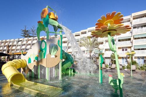Imagen de la piscina del Apartamentos Ura Jard&iacute;n Del Atl&aacute;ntico. Foto 9