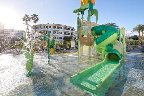 Imagen de la piscina del Apartamentos Ura Jard&iacute;n Del Atl&aacute;ntico. Foto 10