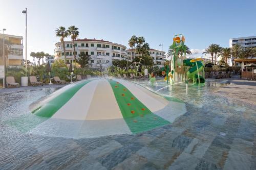Imagen de la piscina del Apartamentos Ura Jard&iacute;n Del Atl&aacute;ntico. Foto 11