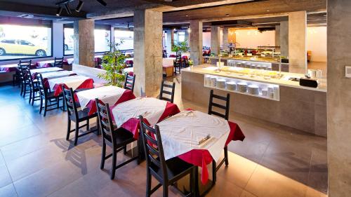 Imagen del bar/restaurante del Apartamentos Ura Jard&iacute;n Del Atl&aacute;ntico. Foto 2