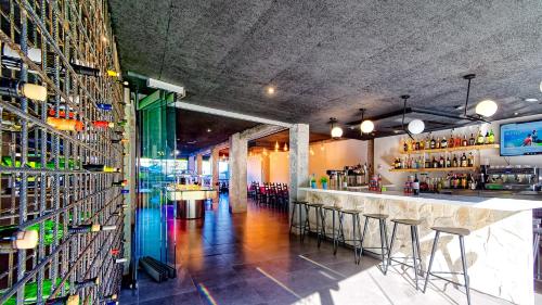 Imagen del bar/restaurante del Apartamentos Ura Jard&iacute;n Del Atl&aacute;ntico. Foto 4