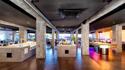 Imagen del bar/restaurante del Apartamentos Ura Jard&iacute;n Del Atl&aacute;ntico. Foto 5