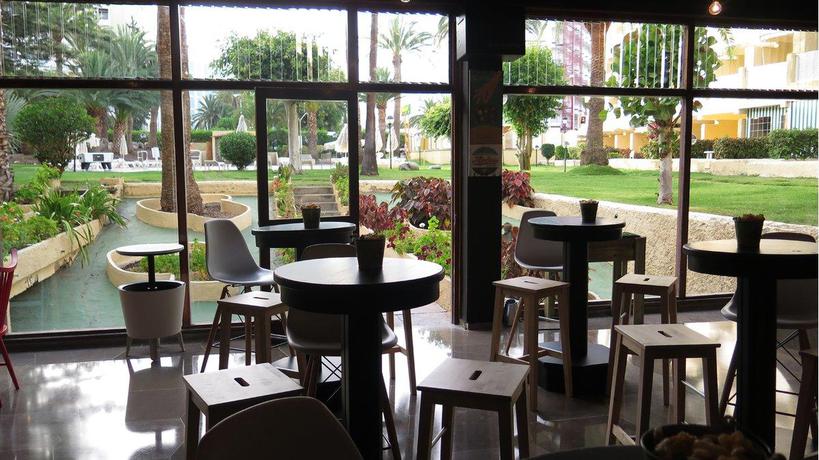 Imagen del bar/restaurante del Apartamentos Ura Jardín Del Atlántico. Foto 2