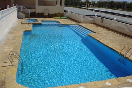Imagen de la piscina del Apartamentos VENEZIOLA. Foto 6