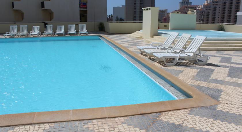 Imagen de la piscina del Apartamentos Varandas Da Rocha. Foto 6