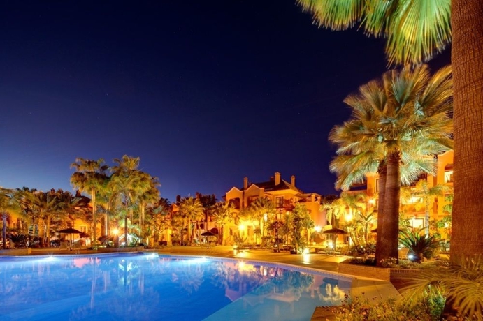 Imagen de la piscina del Apartamentos Vasari Resort. Foto 5