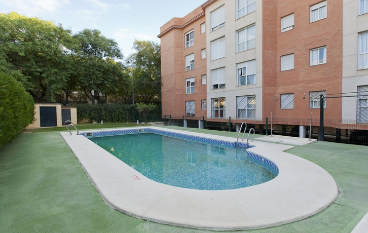 Imagen de la piscina del Apartamentos Vértice Bib Rambla. Foto 16