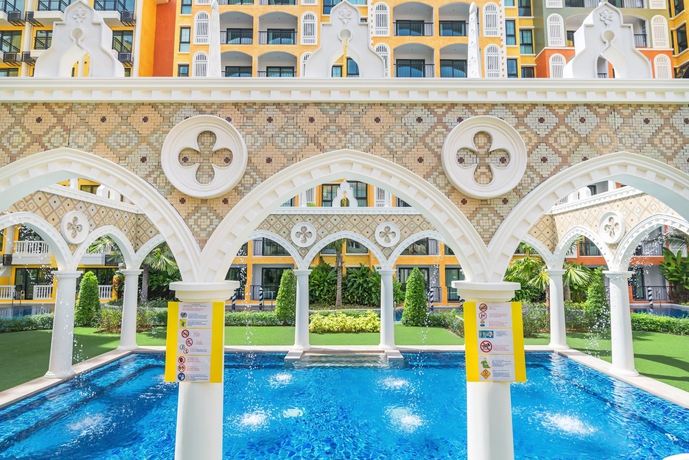 Imagen de la piscina del Apartamentos Venetian Apartment By Favstay. Foto 17