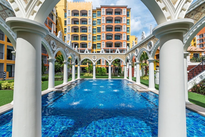 Imagen de la piscina del Apartamentos Venetian Apartment By Favstay. Foto 18